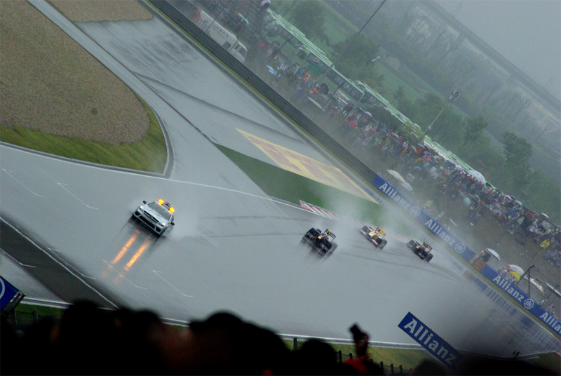 Illustration for article titled 2009 Chinese Grand Prix Gets Wet, Real Wet